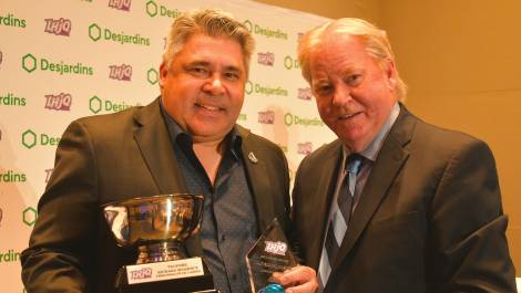 Pierre Bouffard reçoit son honneur des mains du commissaire Kevin Figsby. (Photo de courtoisie)