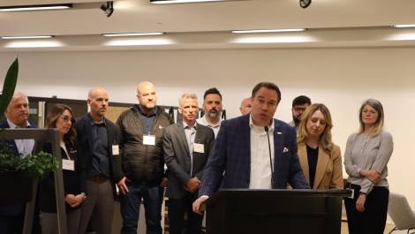 Frédéric Marier prend la parole au nom de ses collègues entrepreneurs. (Crédit photo: Journal de Lévis - Alexandre Bellemare)