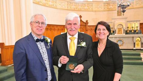 Rémi Faucher, président de la Fondation Bouchard, Mme Marie-Claude Michaud et le lieutenant-général (ret), l’honorable Roméo A. Dallaire, président d’honneur de la 48e édition. (Photo de courtoisie)