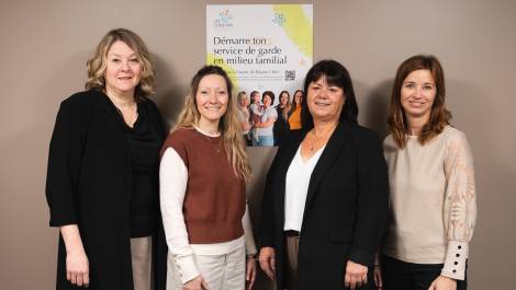 L’équipe du bureau coordonnateur du CPE Les Coquins (de gauche à droite) : Nancy Lizotte, agente de soutien pédagogique et technique; Pascale Magny, agente de conformité; Manon Côté, directrice générale; Jessy Pelletier, secrétaire-comptable. Crédit photo : Daniel Thibault.