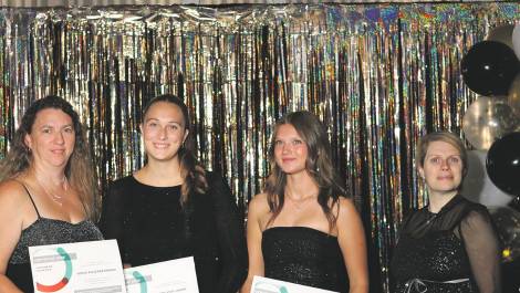 Louise Pelletier-Proulx, Marie-Pier Landry et Victoria Deschênes en compagnie de Mylène Vaid, présidente du conseil d’administration de la SSQ. Photo de courtoisie.