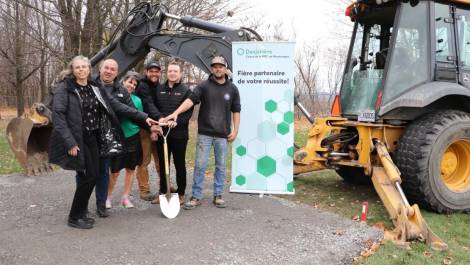 Première pelleté de terre avec des représentants de la municipalité et des partenaires du projet.