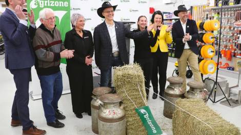 Michel Delisle, chef de la direction d’Avantis, Jean-Guy St-Pierre, maire suppléant, Dominique Marois, directrice du magasin, Frédéric Martineau, président d’Avantis, Audrey Poirier-Lemay, directrice principale Agrizone, Josée Gingras, directrice des opérations détail d’Avantis et Israel Ward-McNally, vice-président détail d’Avantis.