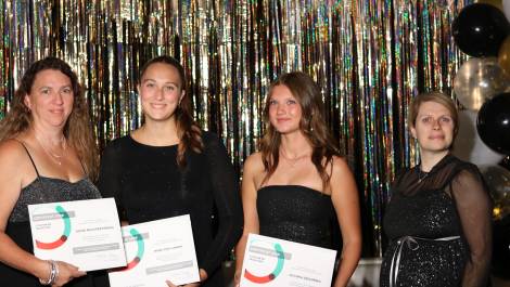 Louise Pelletier-Proulx, Marie-Pier Landry et Victoria Deschênes en compagnie de Mylène Vaid, présidente du conseil d’administration de la SSQ. Photo de courtoisie.