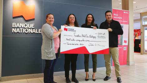 Annick Bélanger, Fondation, accompagnée de Valérie Picard, Charlène Tremblay et Mathieu Audet de la Banque Nationale.