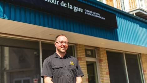 Dominic Giguère devant le Carrefour.