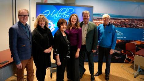 Marc Laurin, maire de Montmagny, Pascale Paradis, Caisse Desjardins MRC de Montmagny, Lily Dubé, choriste, Peggy Bélanger, directrice artistique, Mathieu Rivest, député, et Michel Clavet, président Hallélou.