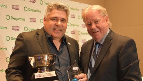 Pierre Bouffard reçoit son honneur des mains du commissaire Kevin Figsby. (Photo de courtoisie)