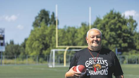 L’entraîneur Jean Scherrer sur le terrain multisports Laprise. (Photo: Jean-Fernadnd Miville-Bourgault)