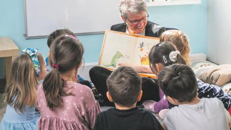 Une bénévole qui interagit avec des jeunes. Crédit photo : Myriam Quenneville.