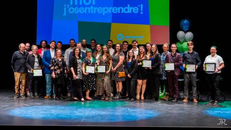 Les lauréats et participants au Gala régional. (Photo de courtoisie)
