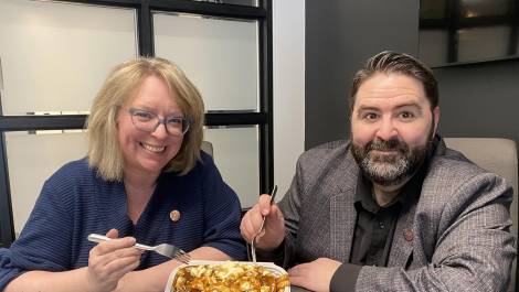 Marie-Eve Lamonde et Mathieu Sirois de la SDÉ de Montmagny dégustant une poutine classique. (Photo de courtoisie)