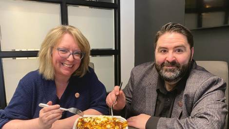 Marie-Eve Lamonde et Mathieu Sirois de la SDÉ de Montmagny dégustant une poutine classique. (Photo de courtoisie)