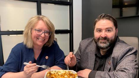 Marie-Eve Lamonde et Mathieu Sirois de la SDÉ de Montmagny dégustant une poutine classique. (Photo de courtoisie)