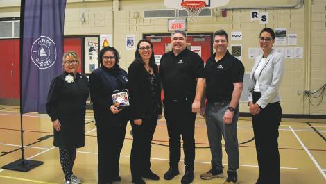 Michelle Bernard, mairesse suppléante, Christine Talbot, bénévole, Émilie Têtu, directrice Fondation Camps Odyssée, Pierre Bouffard et Stéphane Lavoie, propriétaires Café bistro Au Coin du Monde, Manon Chouinard, directrice École St-Pie-X. (Photo: Katy Desjardins)