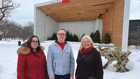 Le maire de Montmagny, Marc Laurin, entouré des directrices du Trait d’Union et de L’Ancre, Mélissa Boilard et Renée Hébert. (Photo de courtoisie)