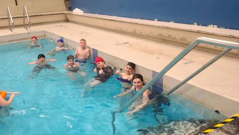Des enfants inscrits au premier cours du dimanche 24 mars à la piscine de Sainte-Justine. (Photo de courtoisie)