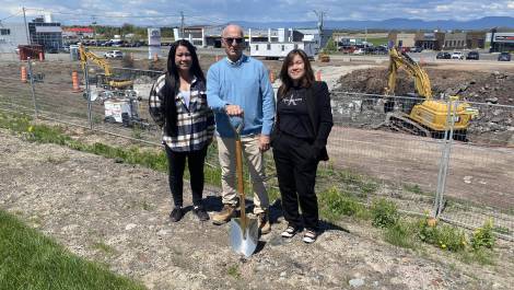 Le promoteur Jean-Yves Fortin entouré de ses filles et partenaires, Catherine (comptable) et Laurence (coordonnatrice du projet). (Photo de courtoisie)
