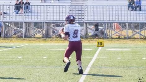 Le quart-arrière des Grizzlys Benjamins. Crédit photo : Jean Scherrer.