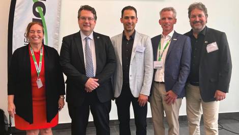 Isabelle Demers, conseillère à la ville de Lévis, Bernard Drainville, ministre de l’Éducation et député de Lévis, Guillaume Joly, directeur général de l’usine de Lévis. Dany Tremblay, Vp Plastiques Gagnon, et Mathieu Rivest, député de la Côte-du-Sud. (Photo de courtoisie)