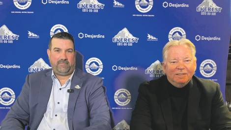M. Daniel Boulet, président de L’Everest et M. Kevin Figsby, commissaire de la Ligue de hockey junior AAA.