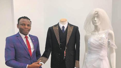 Leoude Aheiwe Tcharie et des produits phares de la boutique. Photo de courtoisie.