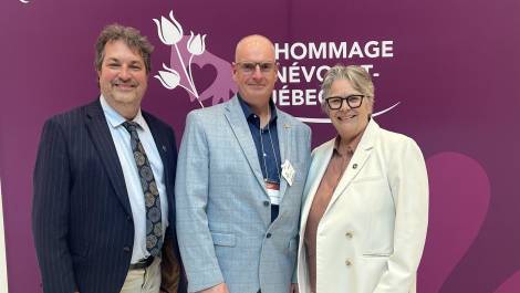 M. Croteau a reçu son prix des mains de la ministre responsable de la Solidarité sociale et de l’Action communautaire, Chantal Rouleau.