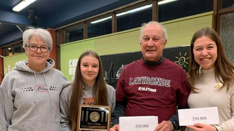 Nicole Rouleau, Coralie Canuel, Michel Lamarche et représentant la pharmacie Jean Coutu, et Béatrice Morency, copropriétaire. (Photo de courtoisie)