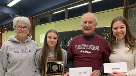 Nicole Rouleau, Coralie Canuel, Michel Lamarche et représentant la pharmacie Jean Coutu, et Béatrice Morency, copropriétaire. (Photo de courtoisie)