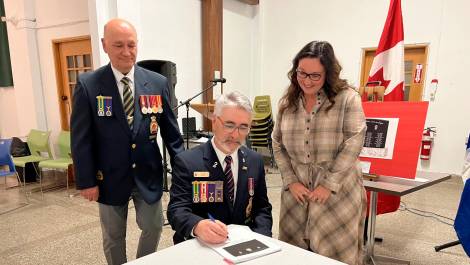 De gauche à droite : le vice-président Constant Rosa, le président Michel Gagnon et Audrey Boulet Lavoie de Lavoie Monuments. Crédit photo : Édouard Bérubé.