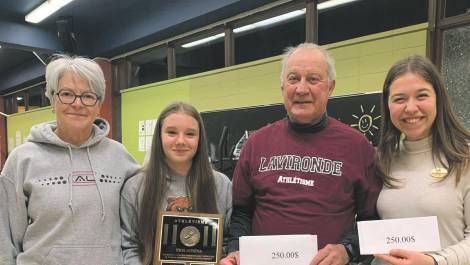 Nicole Rouleau, Coralie Canuel, Michel Lamarche et représentant la pharmacie Jean Coutu, et Béatrice Morency, copropriétaire. (Photo de courtoisie)