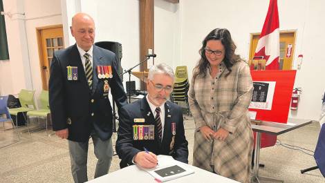 De gauche à droite : le vice-président Constant Rosa, le président Michel Gagnon et Audrey Boulet Lavoie de Lavoie Monuments. Crédit photo : Édouard Bérubé.