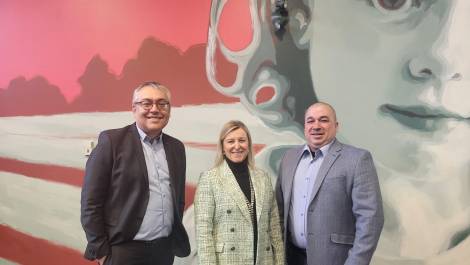 Sylvain Fauchon, directeur général chez Promutuel Assurance Côte-Sud, Rachel Bégin, directrice générale du Centre de services scolaire de la Côte-du-Sud et Frédéric Jean, préfet de la MRC de Montmagny. (Photo de courtoisie)