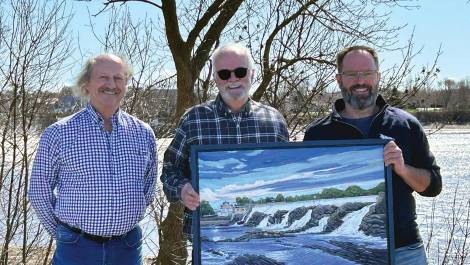Michel Lemire, artiste et collaborateur, Réal Fontaine, directeur artistique et peintre qui a réalisé la toile qui est l’image d’appel du symposium, et Patrick Morency, coordonnateur culturel et touristique à la Ville de Montmagny. (Photo de courtoisie)