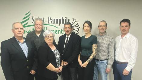 Le conseil municipal de Saint-Pamphile lors de la séance du 8 décembre 2025. Crédit photo : Municipalité de Saint-Pamphile.