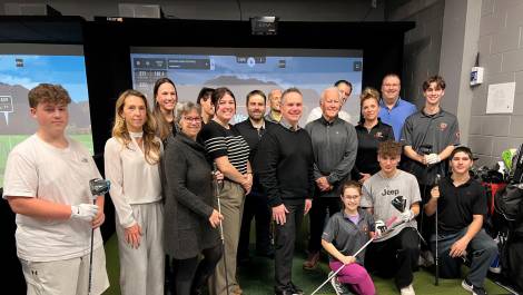 Les partenaires, membres de la direction et joueurs de golf des Grizzlys de l’École secondaire Louis-Jacques-Casault lors de l’inauguration des deux simulateurs de golf. Crédit photo : Édouard Bérubé.