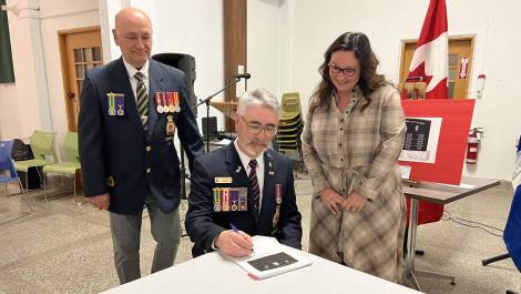 De gauche à droite : le vice-président Constant Rosa, le président Michel Gagnon et Audrey Boulet Lavoie de Lavoie Monuments. Crédit photo : Édouard Bérubé.