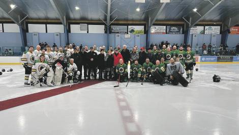 Une célébration d’avant-match a eu lieu pour souligner les artisans du hockey de Saint-Pamphile. Crédit photo : Édouard Bérubé.