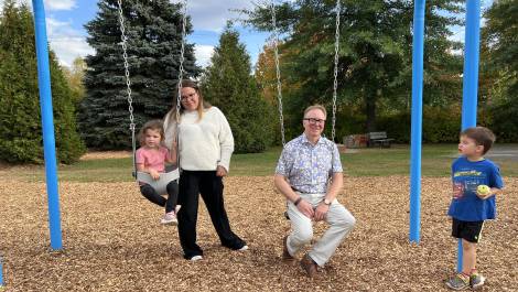 Celle qui a proposé le projet, Marie-Pier Coulombe, en compagnie du maire de Montmagny, Marc Laurin, sur les nouvelles balançoires du parc Tortillard. Crédit photo : Édouard Bérubé.