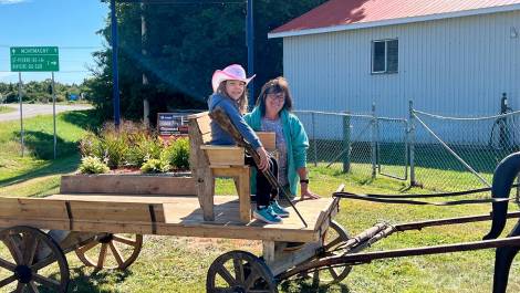 La directrice générale du Camping Coop des Érables, en compagnie de sa petite fille sur les installations pour l’événement country. Crédit photo : Édouard Bérubé.