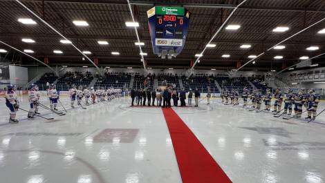 Il y a eu une cérémonie avant la rencontre pour souligner les partenaires du Décor Mercier. Crédit photo : Édouard Bérubé.