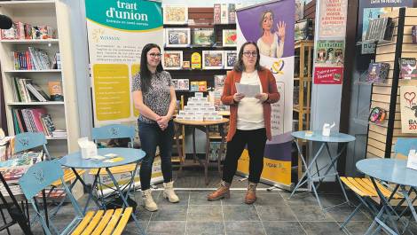 De gauche à droite : l’intervenante en santé mentale au Trait d’Union, Vanessa Grégoire-Lessard, et la directrice générale du Trait d’Union, Mélissa Boilard.