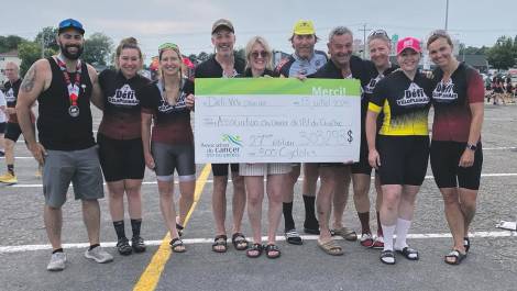 Un chèque de 303 293 $ a été remis à l’Association du cancer de l’Est du Québec. (Crédit photo : Défi Vélo Plein Air).
