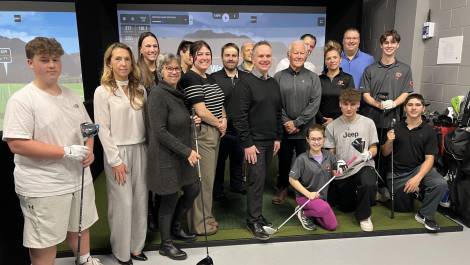 Les partenaires, membres de la direction et joueurs de golf des Grizzlys de l’École secondaire Louis-Jacques-Casault lors de l’inauguration des deux simulateurs de golf. Crédit photo : Édouard Bérubé.