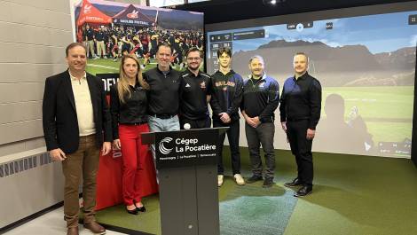 L’organisation du campus de Montmagny, l’entraîneur, l’un des joueurs et les partenaires du projet lors de la conférence de presse pour présenter le nouveau programme de golf mixte. Crédit photo : Édouard Bérubé.