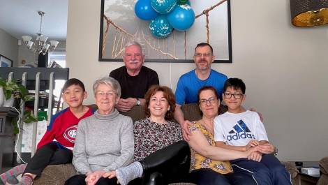 Lucien Caouette et Camille Masson entourés de leur famille.