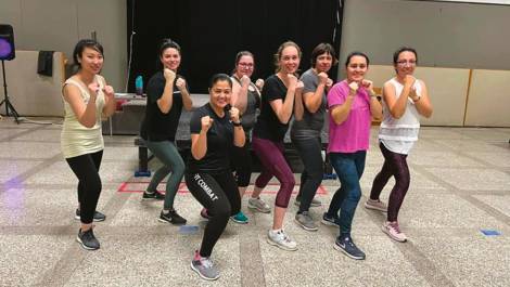 Un groupe de Fit combat avec la coach Paula Andréa Gomez.