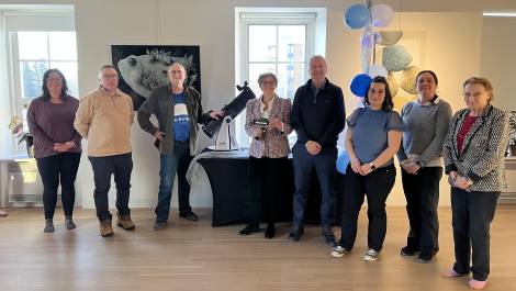 Plusieurs personnes impliquées dans le projet, dont M. Rochette en bleu d’Explora Ciel. Crédit photo : Édouard Bérubé.