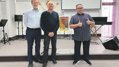 De gauche à droite, Yves Bellemare de l’Assemblée Vie Nouvelle Beauce-Bellechasse, François Labelle de l’Église Centre Vie Abondante et Chapelle La Poc, ainsi que Daniel Julien de Mission Dernier Acte. Crédit photo : Édouard Bérubé.