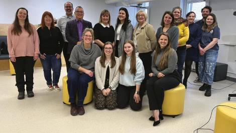 Les partenaires du projet en compagnie des deux élèves de secondaire 5 à l’école secondaire Bon Pasteur de L’Islet, Marion Matte et Mélodie Couillard. Crédit photo : Édouard Bérubé.